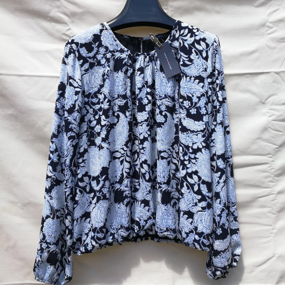 (NWT)Tommy Hilfiger Round Neck Long Sleeve Top Size: M/Blue